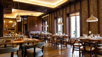 商場餐飲“排隊王”，扎堆去新疆撈金